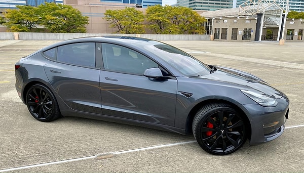 Dünyaca ünlü elektrikli otomobil üreticisi Tesla, sevilen araçlarının standart rengini değiştirme kararı aldı.