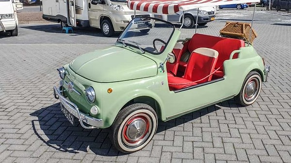 Öyle ki, araç tasarımının önemli bir ölçüsünü tıpkı isminde olduğu gibi eski bir Fiat otomobili olan 500 Jolly'den esinleniyor.