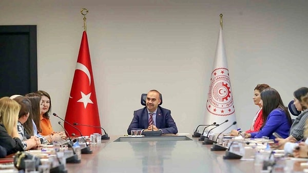 Bakan Kacır, yaşanan vize sorunları hakkında "Sanayicilerin gönülleri ferah olsun” dedi.