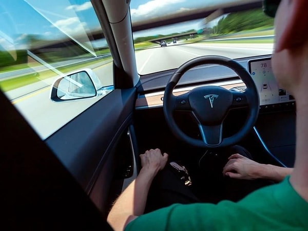 Peki siz bu konu hakkında ne düşünüyorsunuz? Siz yeni nesil araçlarda bulunan otopilot sistemine ne kadar güveniyorsunuz? Yorumlarda buluşalım...