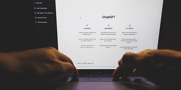 Şimdi ise yapay zekanın resmi geliştiricisi OpenAI, bu tarz durumların oluşmasını ve bir içeriğin ChatGPT tarafından mı, yoksa gerçek bir kişi tarafından mı yapıldığının anlaşılmasını sağlayan "sınıflandırıcı" isimli aracını devre dışı bıraktı.