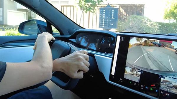 Trafik Güvenliği İdaresi'ne başvuran araç sahiplerine göre, Tesla modelleri oldukça zor bir şekilde yönlendiriliyor ve düşük pilde çalıştığında direksiyon kontrolünü kaybediyor.
