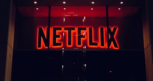 Sevilen dizi ve film içerikleri ile tanınan Netflix dijital platformu, geçtiğimiz aylarda bazı ülkelerde uyguladığı şifre paylaşım kısıtlamasını ülkemizde de yürürlüğe koydu.