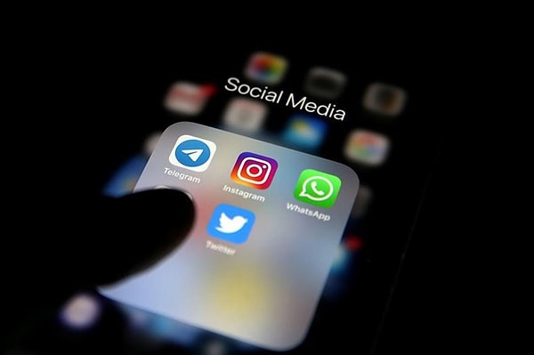 Türkiye'deki aylık ortalama kullanım süreleri ise birçok ülkeden daha fazla. Türk kullanıcılar Instagram'da ortalama 21.4 saat vakit geçirirken, ikinci platform WhatsApp için 11 saate yakın bir süre harcanıyor.