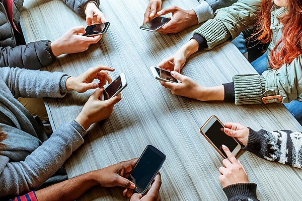 Teknolojinin gelişimi ile beraber hayatımızın vazgeçilmez bir parçası haline gelen internet ve sosyal medya kullanımı gün geçtikçe yaygınlaşıyor ve günlük hayatta etkin bir rol oynuyor.