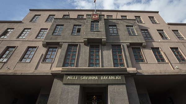 MSB'den yapılan açıklamada, "Mankurtlaştırdığı beyinlerle ordumuza büyük zarar veren FETÖ elebaşı ölmüştür. Bu hainin “vatansız” olarak ölmesi ve sonsuza kadar böyle anılacak olması, bu yapıdan zarar gören vatandaşlarımızın acılarını dindiremese de vatanına ihanet edenlerin kaçınılmaz sonunu göstermesi bakımından ibretliktir!" ifadeleri kullanıldı.