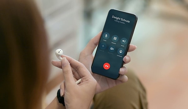 Bu yıl akıllı telefonları için bazı köklü değişim kararları almayı hedefleyen firma son olarak, uzun zamandır el atmadığı konuşma ekranını yenilemeye hazırlanıyor.