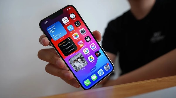 ABD merkezli teknoloji devi Apple, bu yıl geliştirdiği iOS 17 arayüzü ile beraber iPhone cihazlarına yeni özellikler getirmeye devam ediyor.