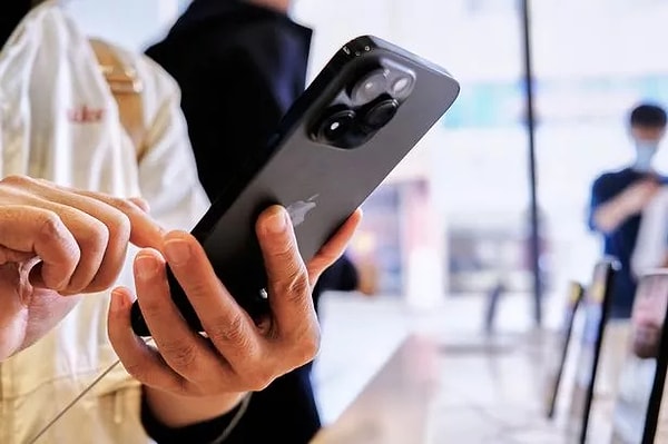 Mevcut değişikliğin sebebine gelecek olursak, Apple yeni arama ekranın kullanıcılar için çok daha rahat ve ergonomik olduğunu düşünüyor.