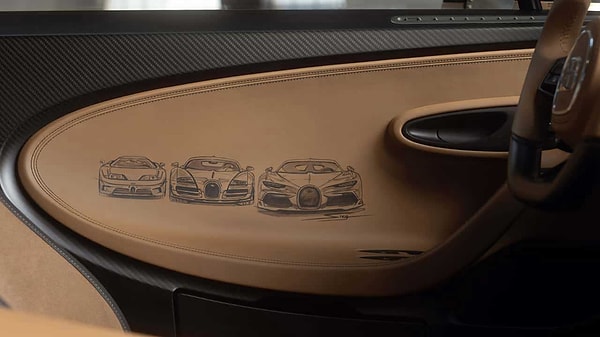 Ek olarak, her iki kapının iç taraflarında EB110, Chiron, Veyron, Type 35, Type 57 SC Atlantic ve Type 41 Royale araçlarını da görmek mümkün.
