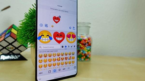 Öte yandan yapay zekalı Gboard, emoji tarafında da devrim yaratacak. Yeni klavye modeli, kullanıcıların oluşturduğu yazılar ile ilgili saniyeler içinde orijinal emojiler üretebilecek.