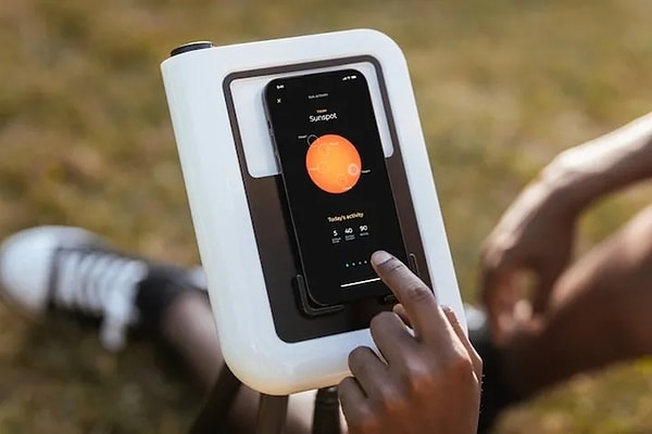 Hestia, özel bir mobil uygulama ile akıllı telefonlara bağlanıyor ve yakaladığı görüntüleri direkt olarak cihaz ekranına aktarıyor.