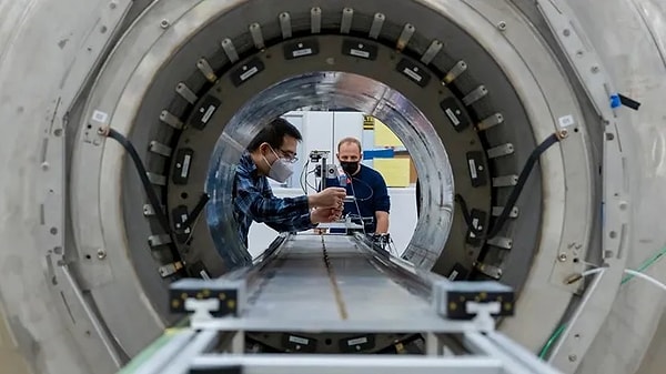 Araştırmacılar bu bağlamda, müon isimli atom altı parçacıkların söz konusu atom altı fizik teorisinin kabul ettiği şekilde davranmadığını gösteren yeni bulgular elde etti.