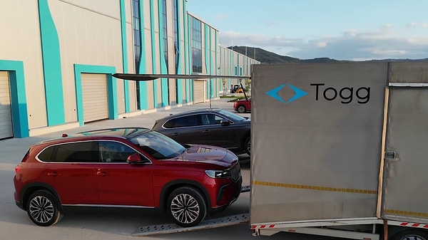 Birçok kez yollarda karşılaştığımız yeni otomobilleri bazı zamanlar tesisten çıkarken veya teslim edilmeye giderken de görmek mümkün.