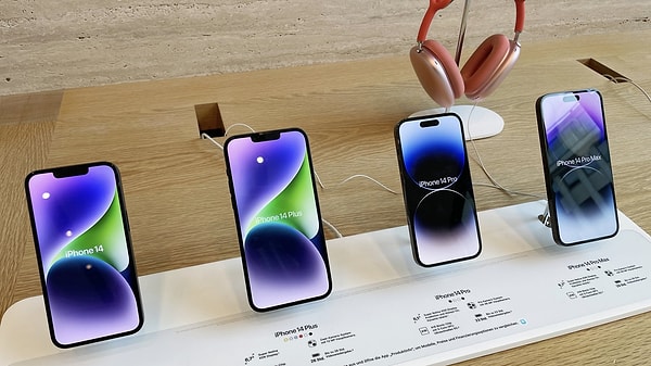 Öte yandan, Çin'e kıyasla çok daha pahalı ürünler geliştiren Apple, krizden en az etkilenen firmalar arasında yer alıyor. Ünlü şirket, bu durum sebebiyle satış rakamlarında önemli bir düşüş yaşamayacak.