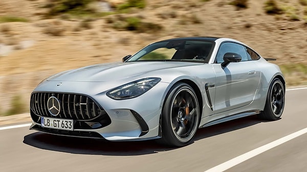 Tasarım alanından başlayacak olursak, yeni otomobil genel anlamda sade ancak oldukça sportif ve agresif bir görüntüye sahip.