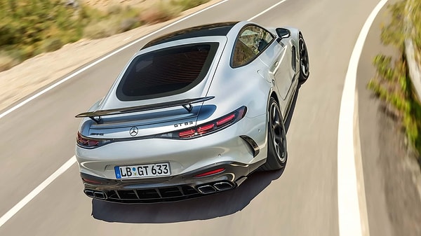 Sadece tasarım alanında değil performans alanında da zirveye oynamak isteyen AMG GT, Alüminyum, çelik, magnezum ve fiber karışımdan oluşan gövdesi sayesinde sağlamlık ve hafifliği bir arada sunuyor.