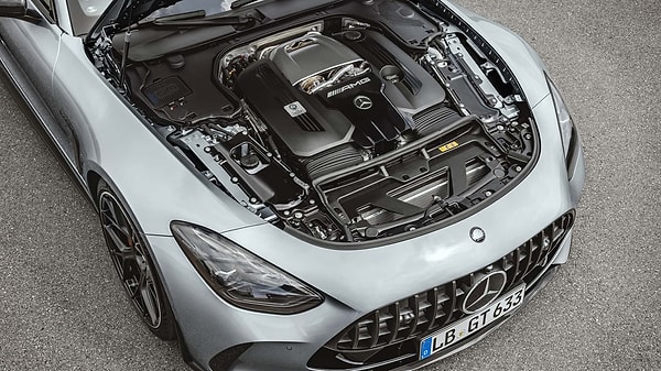 Yeni canavar performans tarafında ise kendisinden beklenen kadar güçlü ve kararlı. İki farklı versiyon ile piyasaya sürülecek AMG GT'nin motor özellikleri şöyle: