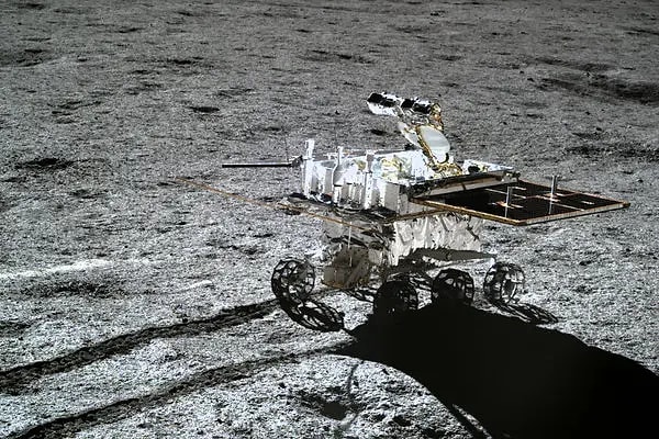 Uzay ajansı, Chang'e-4'de görev alan Yutu-2 keşif aracının Ay'ın Dünya'ya uzak kısmında, başka bir deyişle karanlık yüzünde, daha önce görülmemiş bazı bulgular kaydettiğini duyurdu.
