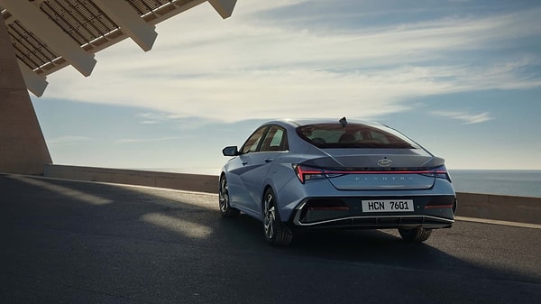 Geçmiş modellere kıyasla çok daha sportif bir görünüm ve keskin hatlar ile bizleri karşılayan yeni Elantra, farklı tasarımı ve ideal performansı sayesinde Türkiye'deki mevcut rakiplerinden sıyrılıyor.