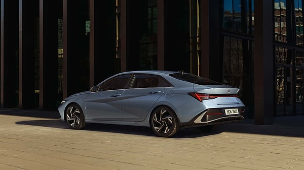 Ülkemizde “Prime” ve “Elite” olmak üzere iki farklı versiyon ile görücüye çıkan Hyundai Elantra, 123 beygirlik 1.6 litre benzinli atmosferik ortak motoru ile performans tarafından da ödün vermiyor.