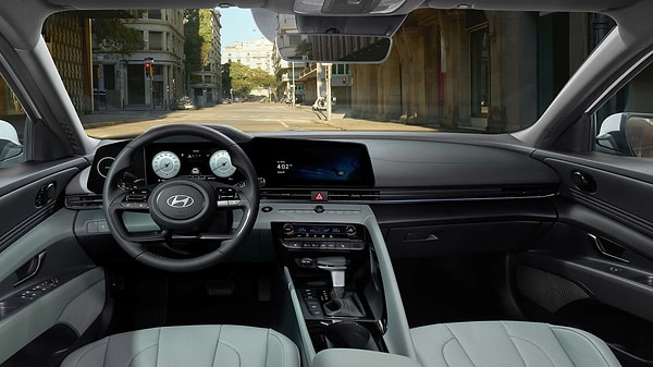 Yeni otomobil, iç mekan boyutunda ise tam bir teknoloji harikası. Android Auto ve Apple Car Play, C tipi USB bağlantıları, otomatik klima, yan yolcu perdeleri ve 10.25 inç bilgi ekranı aracın sahip olduğu özelliklerden sadece bazıları.