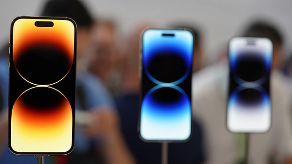 Apple'ın yeni gözbebeği, halefi olan 14 Pro Max'e de fark atacak. Raporlar 15 Pro Max'in eski modelden yüzde 10 oranında daha fazla satacağını öne sürüyor.