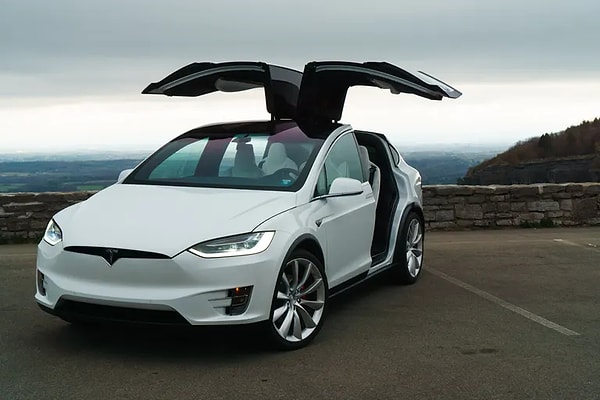 Model X ise fiyatında yüzde 21 oranında oldukça büyük bir düşüş yaşadı. Markanın en pahalı otomobili Çin'de 738 bin 900 yuanlık (101 bin 942 dolar) bir başlangıç fiyatına sahip oldu.