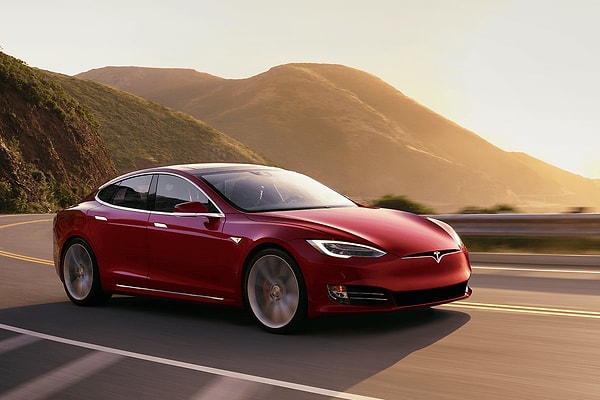 Bu bağlamda, Tesla Model S'in fiyatı yüzde 14 oranında düştü ve Çin'deki başlangıç paketinin satış bedeli 698 bin 900 yuan (96 bin 423 dolar) olarak güncellendi.