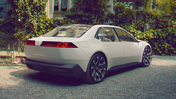 Yeni otomobilin yan taraflarında ise göze çarpan ilk unsurlardan biri 21 inçlik jantlar. Çevre dostu canavarın modern tekerlekleri, geçmişte üretilen BMW yarış arabalarından esinleniyor.