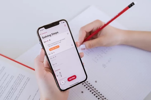 Kullanıcıların sadece sorunun cevabını görmesini değil, çözümü anlamasında yardımcı olan Photomath, cevaba giden çözüm yolunun tüm adımlarını anlaşılır bir şekilde öğrencilere sunuyor.