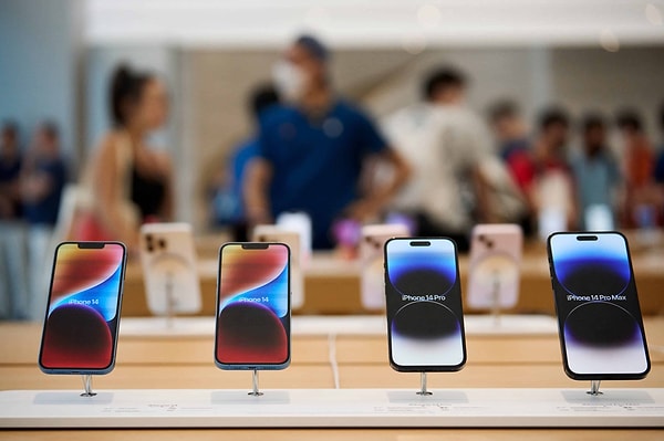 Şirkete yakın analistler, serideki Pro modellerin geçtiğimiz sene piyasaya sürülen iPhone 14 Pro ve Pro Max cihazlarına kıyasla 100 dolar daha pahalı bir fiyata sahip olacağını öne sürüyor.