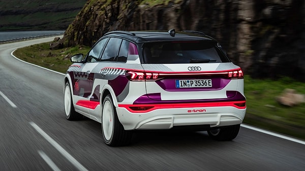 Audi Q6 e-tron, ana gövdenin her bir yanına yayılan ışıklandırma sistemi ve kapalı ızgara detayları ile elektrikli bir araç olduğunu ilk bakışta ilan ediyor.