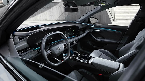 Bununla beraber yapay zeka teknolojisini de büyük ölçüde destekleyen e-tron, "Hey Audi" komutu ile aktif hale getirilebilen yapay zekalı bir sesli asistanı da bünyesinde barındırıyor.