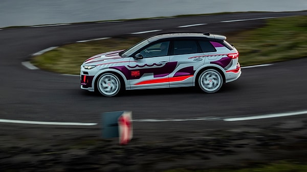 Teknik özelliklerinin henüz açıklanmadığı elektrikli Audi Q6, Porsche firması ile ortak geliştirilen yeni Premium Platform Electric mimarisi sayesinde tasarım tarafında olduğu kadar performans tarafında da modern bir otomobil.