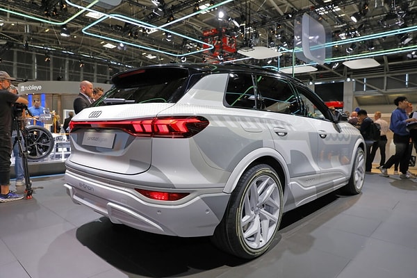 e-tron aliesinin son üyesi, 2024 yılında düzenlenecek bir lansman ile daha kapsamlı bir şekilde sergilenecek. Seri üretim ve satış aşamalarının ise 2025'de gerçekleşmesi bekleniyor.