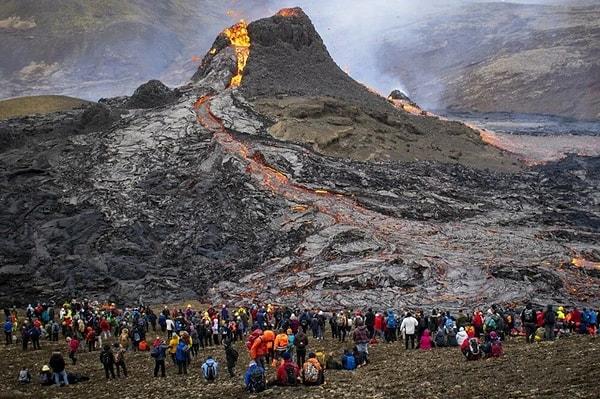2021 yılında İzlanda'daki Fagradalsfjall yanardağında yaşanan patlamaya ait yukarıdan yakalanan görüntüler görenleri adeta hayran bıraktı.