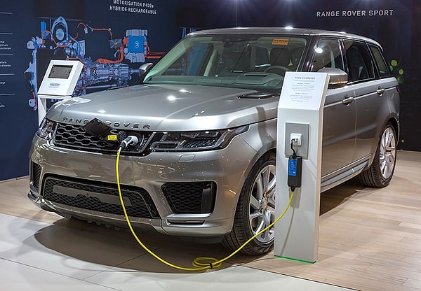 Öte yandan endüstride yaşanan elektrikli ve otonom otomobil dönüşümü, üreticilerin harcadığı maliyetlerin artmasına ve günümüz otomobil fiyatlarının doğrudan yükselmesine sebep oluyor. Bu durum da yeni nesil araç alabilecek kitlenin büyük oranda daralmasına yol açıyor.