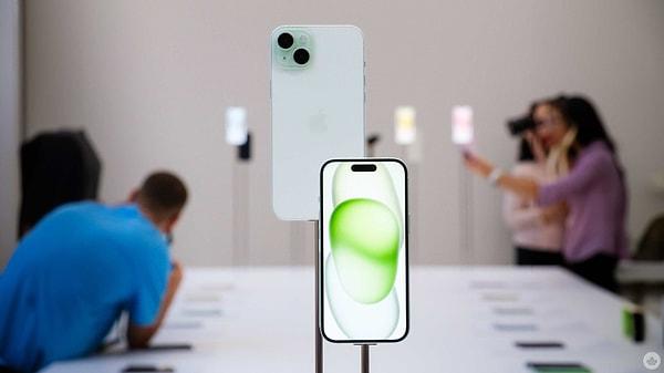 ABD merkezli teknoloji devi Apple, geçtiğimiz hafta merakla beklenen yeni iPhone 15 akıllı telefon modellerini özellikleri ve belirlenen fiyatları ile beraber tüm dünyaya sergiledi.