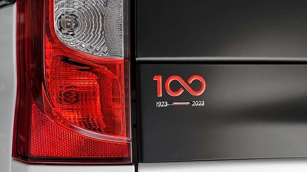 Özellikle arka tarafta Fiat amblemi ile beraber yer alan 100. yıl logosu, hemen altında 1923 - 2023” ibaresi ile Türkiye Cumhuriyeti’nin sonsuzluğuna işaret ediyor.