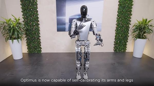Öyle ki insansı robot, yenilenen yerleşik kameraları ile el ve ayaklarının konumunu çok daha net bir şekilde ayarlayabiliyor.