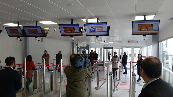 ÖSYM Başkanı, şimdiden sınav ekiplerine yeni yapay zeka uzmanlarının dahil olduğunu ve Meteoroloji, Karayolları, belediyeler gibi kurumların da halihazırda yeni teknolojiyi içeren uygulamalar üzerine çalıştığını söyledi.