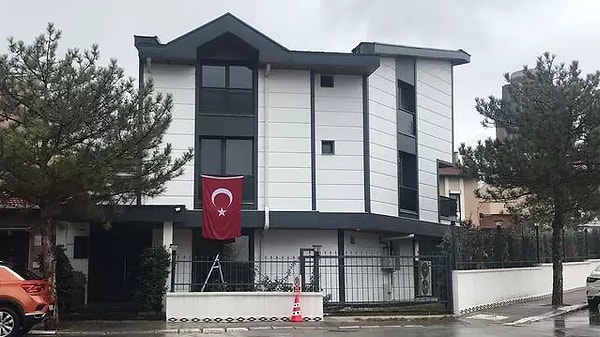 Ahmet Hakan'ın bugünkü yazısında öne çıkan bölümler şöyle: "Yazıhane açmanın yeni adı ofis açmak oldu. Ama işlev değişmedi. Kemal Kılıçdaroğlu’nun Ankara’da ofis açması, hırsının boyutlarını göstermesi açısından çok manidar."