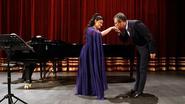 CHP'nin yeni Genel Başkanı Özgür Özel, Kadıköy Süreyya Operası'nda soprano Pervin Chakar'ı dinlemeye gitmiş, dinleti sonrası saygı göstergesi olarak Chakar'ın elini öpmüştü.