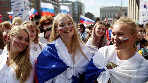 Dünyanın en büyük yüz ölçümene sahip ülkesi Rusya'da yaşayan insan sayısı 146 milyon. Yapılan tahminlere göre ise Rusya’nın nüfusu yaşlanıyor ve 100 yıl içinde bu rakam 112 milyona kadar düşebilir.