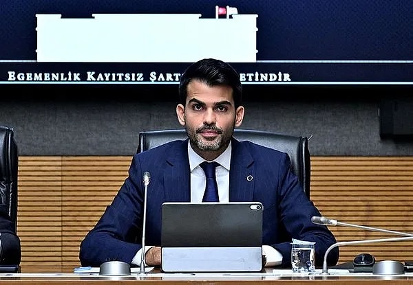 Emir Gelen'in burada yaptığı konuşmada öne çıkan bölümler şöyle: "Zararlı görülen içeriklerin hızla kaldırılması hepimiz açısından çok önemli. Dünya çapında 40 binden fazla personel, platformun güvenliği için çalışıyor. İçerik denetleyen moderatörlerimiz var ve günün her saatinde sıkı bir denetim yapmaktadır."