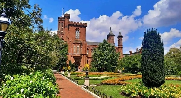 4. Smithsonian Castle - Washington, Amerika Birleşik Devletleri