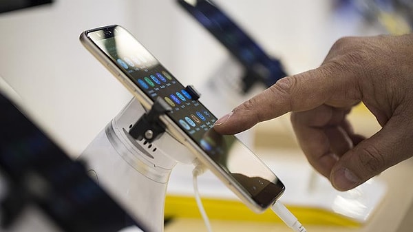 26 yaşından gün almamış olan üniversite öğrencileri, şu an bazı telefon ve bilgisayar modellerini vergisiz olarak alabiliyor.