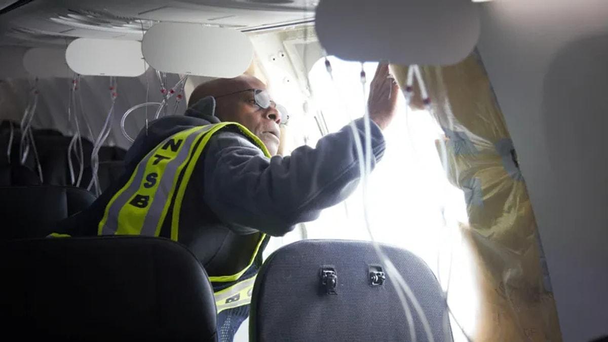 Yine geçtiğimiz hafta içi Alaska Hava Yollarına ait bir Boeing 737 tipi yolcu uçağının havadayken gövdesinden bir parça koptu ve uçak acil iniş yapmak zorunda kaldı.