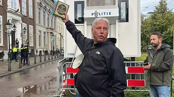 PEGIDA hareketi lideri Wagensveld, geçen yıl 22 Ocak'ta Lahey kentinde geçici Hollanda parlamento binası önünde polis korumasında, 13 Şubat'ta ise Utrecht kentinde tek başına yaptığı gösteride Kur'an-ı Kerim yırtmıştı.